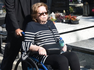 Zapendowska na pogrzebie Soyki poruszała się na wózku. 