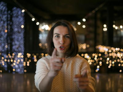 Wiek nie jest najważniejszy. Naukowcy odkryli, co zmienia sposób mówienia