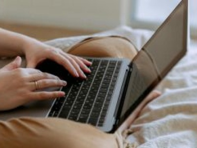 Wybiórcze informacje. Media narzekają na podsumowania AI