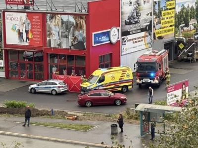 Interwencja służb na ulicy Grunwaldzkiej. Trwa reanimacja mężczyzny