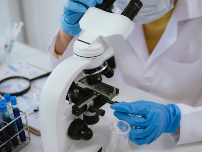 Mikrobiom jelitowy wpływa na białka związane ze starzeniem się i chorobami