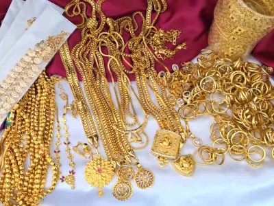 Złota biżuteria wygląda jak na witrynie u jubilera. Tym ją czyszczę