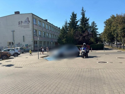 Matka odwiozła dziecko do szkoły. Dostała mandat 3,9 tys. zł i 26 punktów. 