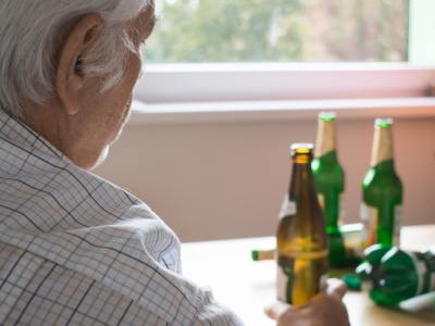 Koniec z alkoholem i papierosami. Kontrowersyjny zakaz dla seniorów