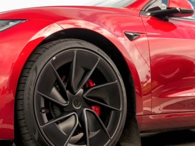 Rząd podstawia nogę liderowi elektrycznej sprzedaży. 10 proc. sprzedanych aut mniej