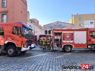 Niewielki pożar w hali targowej w Świdnicy [FOTO]
