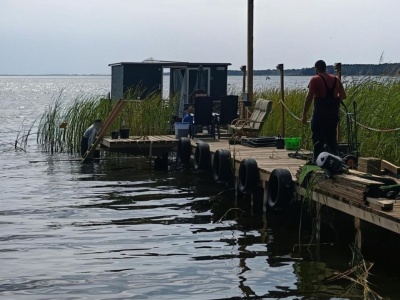 Problemy z pływającym domem nad jeziorem Miedwie [ZDJĘCIE]