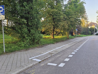Nowe miejsca parkingowe przy dworcu Olsztyn Zachodni. Zajęto część chodnika