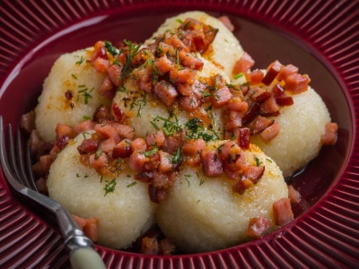 Znudziły ci się pyzy? Zrób je po niemiecku. To nadzienie jest bardzo nietypowe