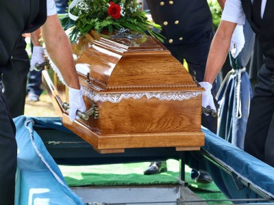 Nowe prawo pochówkowe w Niemczech. Biżuteria z prochów, urna w domu