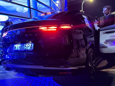 W podłokietnikach tych SUV-ów podgrzejesz obiadek dla dziecka. Marka właśnie otworzyła swój salon w Polsce