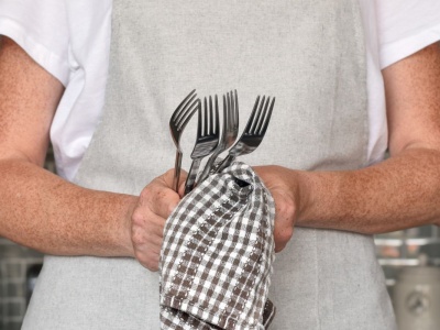 Srebrna zastawa będzie lśnić jak nowa. Wystarczy, że sięgniesz po folię aluminiową