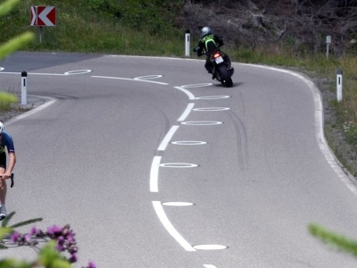 Okręgi na asfalcie to nowy rodzaj oznakowania. Motocykliści muszą je znać