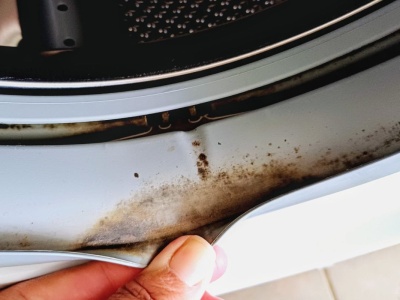 Twoje pranie brzydko pachnie? Wystarczy jeden trik, by pozbyć się nieprzyjemnego zapachu z pralki