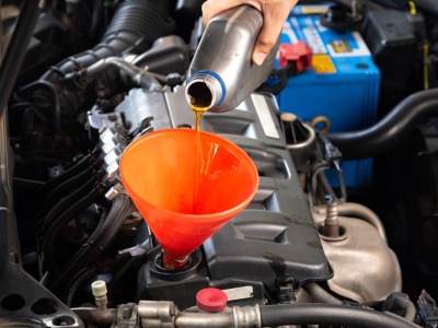 Co ile wymieniać olej w aucie? 30 tys. km może się okazać pułapką
