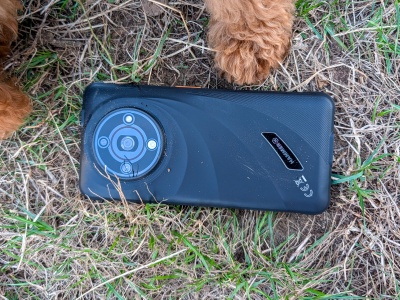 HAMMER IRON 6 5G - ten smartfon nie boi się ubrudzić. Rzucaj nim więc i masakruj