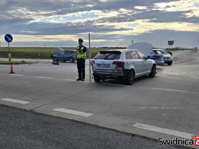 Zderzenie dwóch aut osobowych na łączniku autostradowym [FOTO]