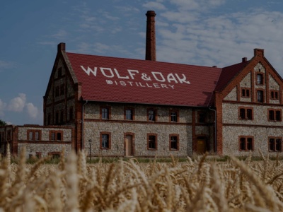 WELL TALK: Michał Płucisz, założyciel destylarnii Wolf & Oak, o miłości do rzemiosła, szacunku do tradycji i pragnieniu tworzenia rzeczy wyjątkowych_