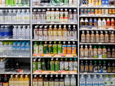 Są modne w diecie, ale czy zdrowe? Kiedy pić izotoniki? Ekspertka mówi o dwóch sytuacjach