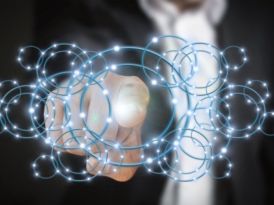 Polskie firmy powoli wdrażają AI, ale chmura i regulacje napędzają cyfrową transformację