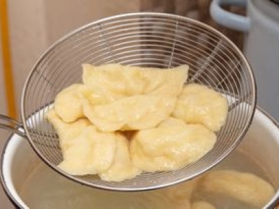 Babcia Hela dodaje 3 łyżki do ciasta na pierogi. Wychodzi mięciutkie i nie pęka w czasie gotowania