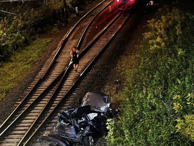 Spadł samochodem z wiaduktu na tory. We wrak wjechał pociąg