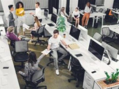 Rząd Tuska zdecydował. Masz umowę o pracę? Czeka Cię 4-dniowy weekend w listopadzie 2025!