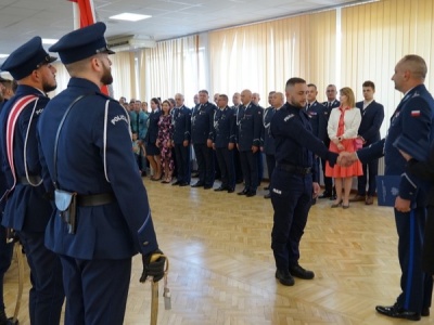 Słowa przysięgi wybrzmiały w KWP w Bydgoszczy. Ponad 80 policjantów złożyło ślubowanie [zdjęcia, wideo]