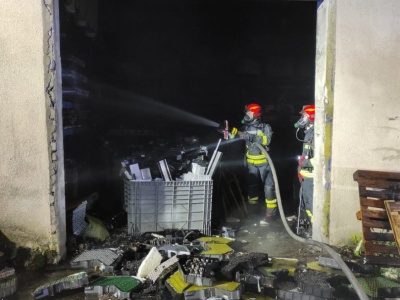 Pożar przy ul. Metalowej w Olsztynie. Paliły się baterie do hulajnóg [ZDJĘCIA] [AKTUALIZACJA]