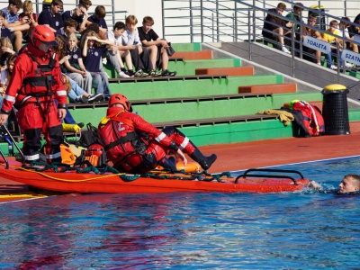Bezpieczeństwo nad wodą. Pokazy ratownictwa wodnego straży pożarnej na basenach ROSiR [ZDJĘCIA]