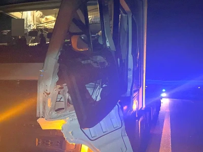 Kierowca wychodził z ciągnika na pasie awaryjnym, zahaczył o niego jadący Sprinter