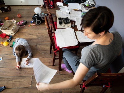 Liczba zwolnień L4 na dziecko rośnie w jednym miesiącu. ZUS przewiduje kary