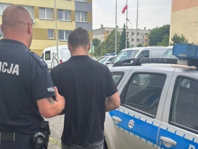 Słodki sen zakończony za kratami. Poszukiwany 52-latek usnął na ławce. Obudziła go policja