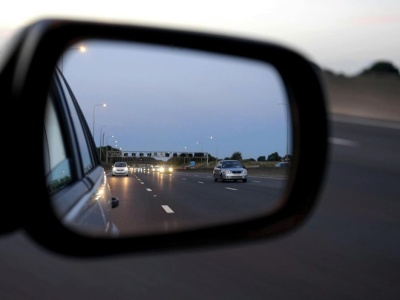 Jeden błysk, dwa błyski... Kierowcy w Polsce mają swój tajny kod