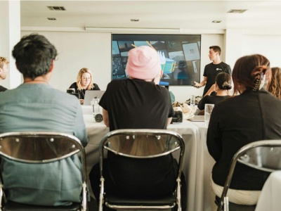 Monitory interaktywne w biznesie – nowy standard prezentacji i współpracy