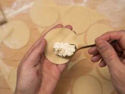 Na obiad bez mięsa ulep te pierogi. Nadzienie ma idealne proporcje na słodko