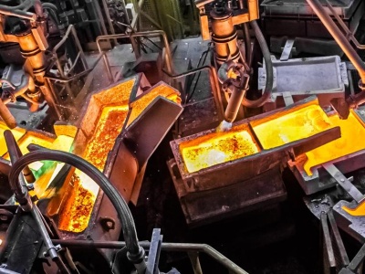 Mocarny KGHM wśród spadających akcji. Miedź błyszczy na rynkach