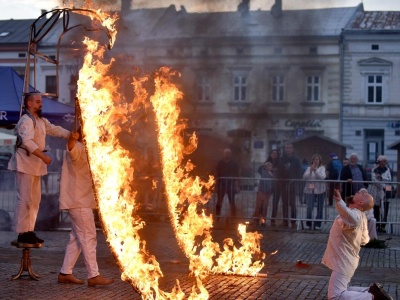 Płomienne widowisko na sądeckim Rynku. Teatr A porwał publiczność spektaklem „Exultet”