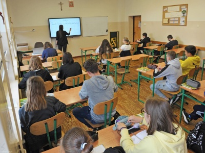 Czy nauczyciel może wstawić jedynkę za brak podręcznika? Wielu nie zna przepisów, a prawo mówi jasno