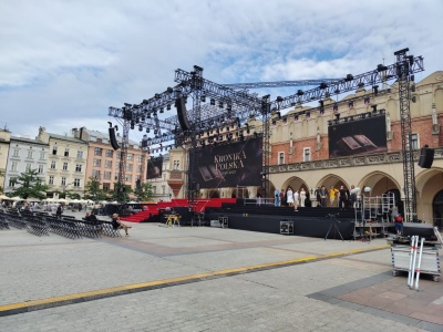 Przy Sukiennicach ustawiono wielką scenę. Widowisko już w sobotę [ZDJĘCIA]