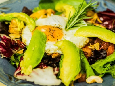 Śniadania bez chleba, które dodają energii na cały dzień. Sprawdź nasze propozycje