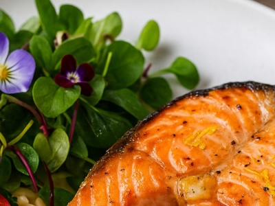 Łososiowy stek – z orzo i sałatką z mikroliści. Autorska interpretacja Mateusza Gesslera