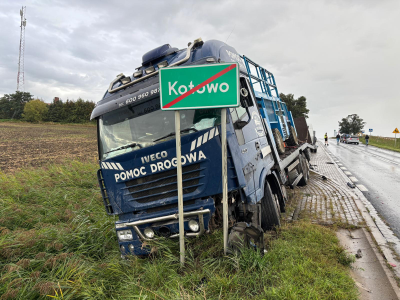 Zdarzenie drogowe z udziałem pojazdu ciężarowego i czterech osobówek na DW 434