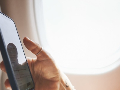 Czy można mieć powerbank w samolocie i ładować nim telefon?