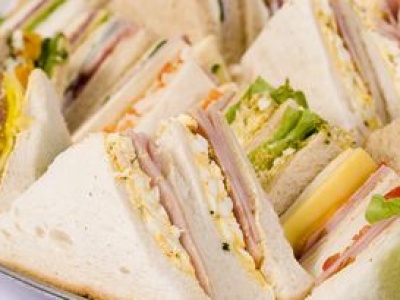 Awaryjna kanapka z zeszłego stulecia. W środku pasta jajeczna podkręcona popularnym sosem