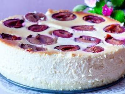 Weź ser z wiaderka, wymieszaj i dodaj owoce. Nie ma lepszego ciasta na jesień