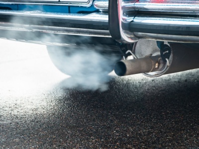 Odpalasz silnik, a tu niebieski dym. Co robić? Bagatelizowanie może słono kosztować