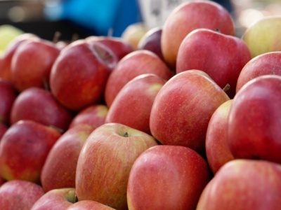 Jabłka coraz droższe. Ile dziś płacą konsumenci, a ile sieci handlowe?