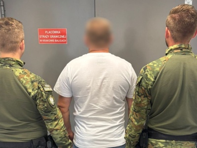 Chcieli lecieć na wakacje. Zamiast do samolotu trafili do więzienia