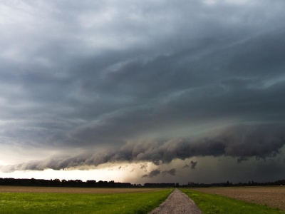 Meteorolodzy ostrzegają: burze i silny deszcz w kilku powiatach regionu